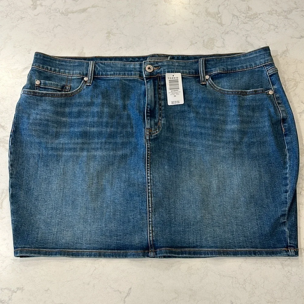 Torrid Mini Denim Straight Skirt Medium Wash Size 24 NWT